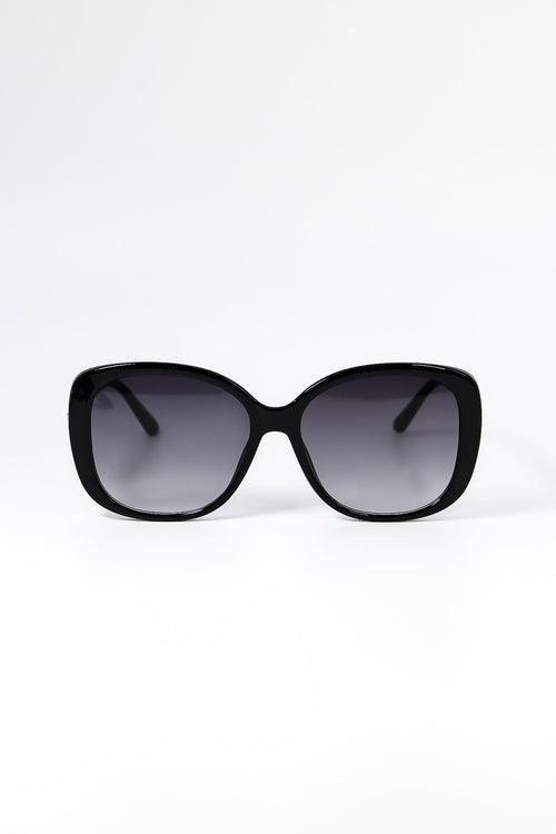 Carraig Donn Black Sunglasses with Links Detail on Arms