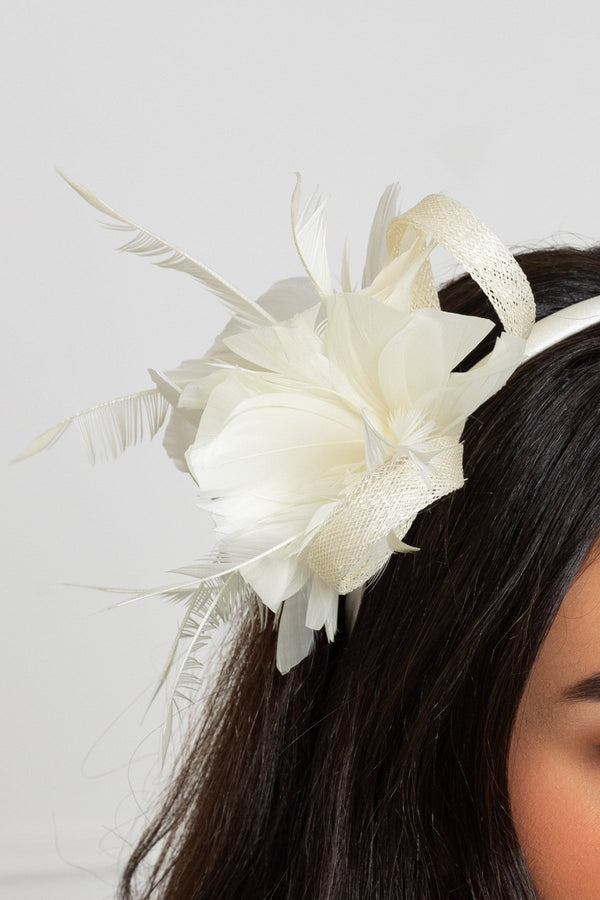 Carraig Donn Cream Feather Flower Fascinator