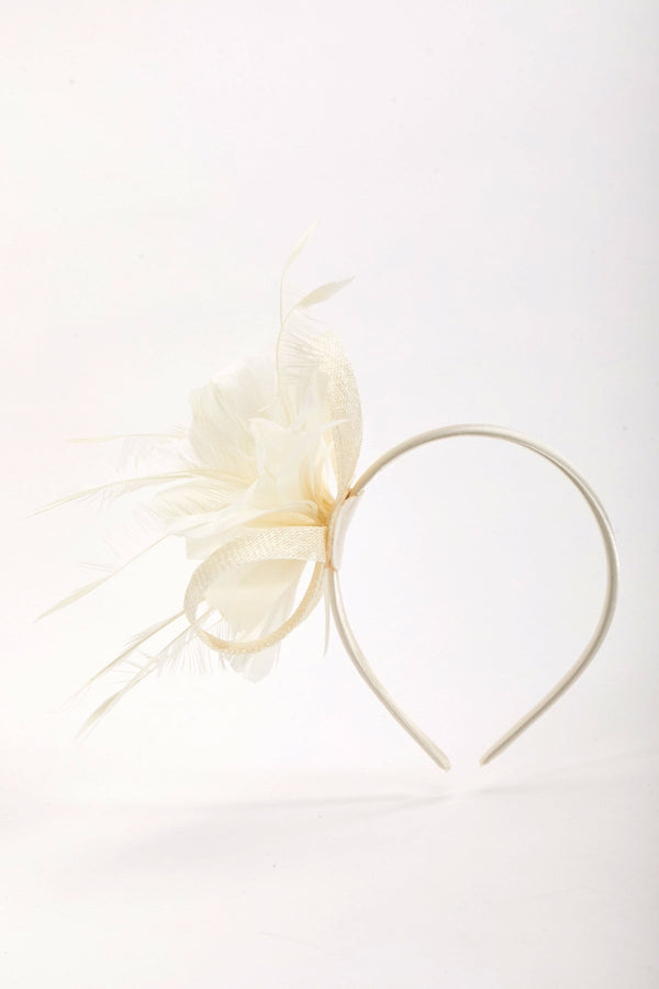 Carraig Donn Cream Feather Flower Fascinator