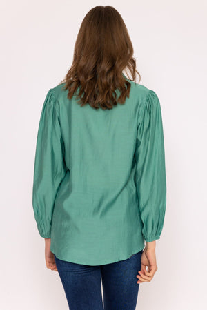Carraig Donn Long Sleeve Spring Blouse in Green