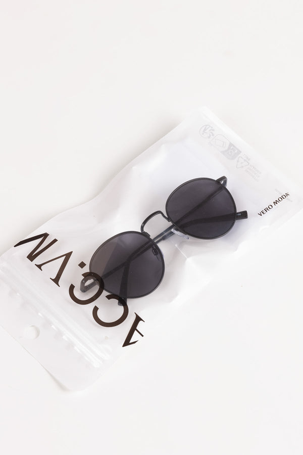 Carraig Donn Round Frame Sunglasses in Black
